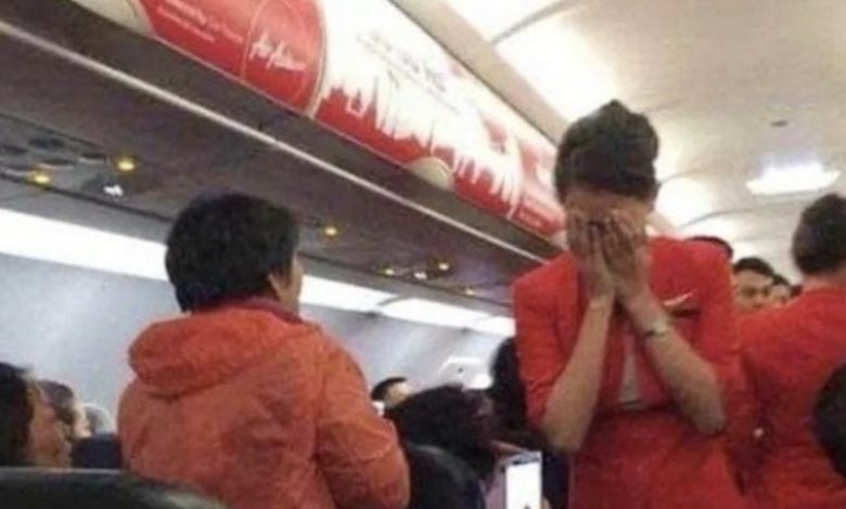 Flight attendant discovers concealed message in aircraft lavatory saying “I need help” – promptly contacts the police