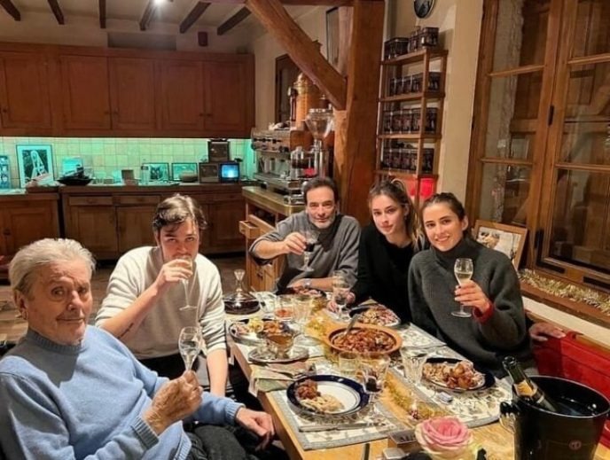 From a heartbreaker into a frail grandpa!» Exclusive footage of 88-year-old Delon surrounded by his family