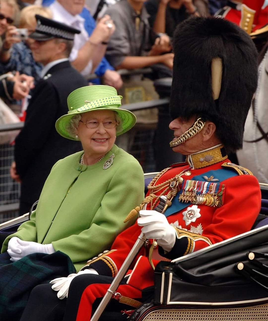 Watch this funny moment when Princess Charlotte embodied her Great Grandma, Queen Elizabeth❤