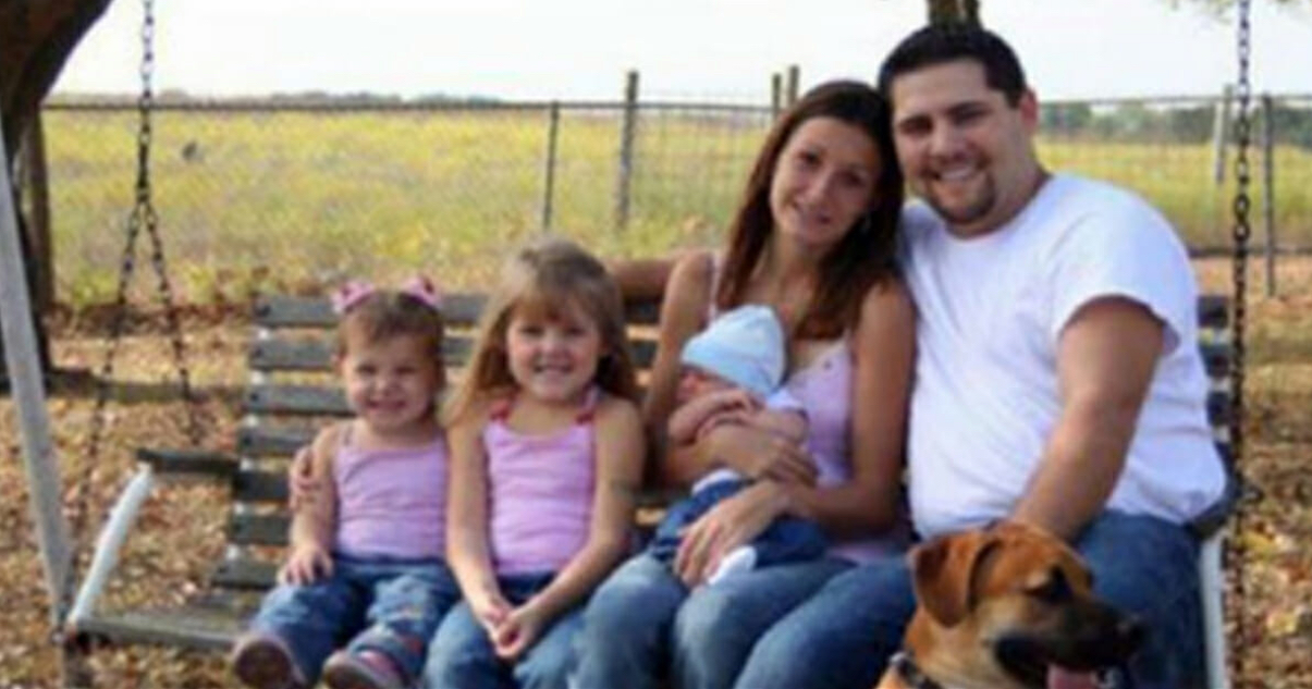 Creepy! There’s a weird detail in this photo that’s freaking people out