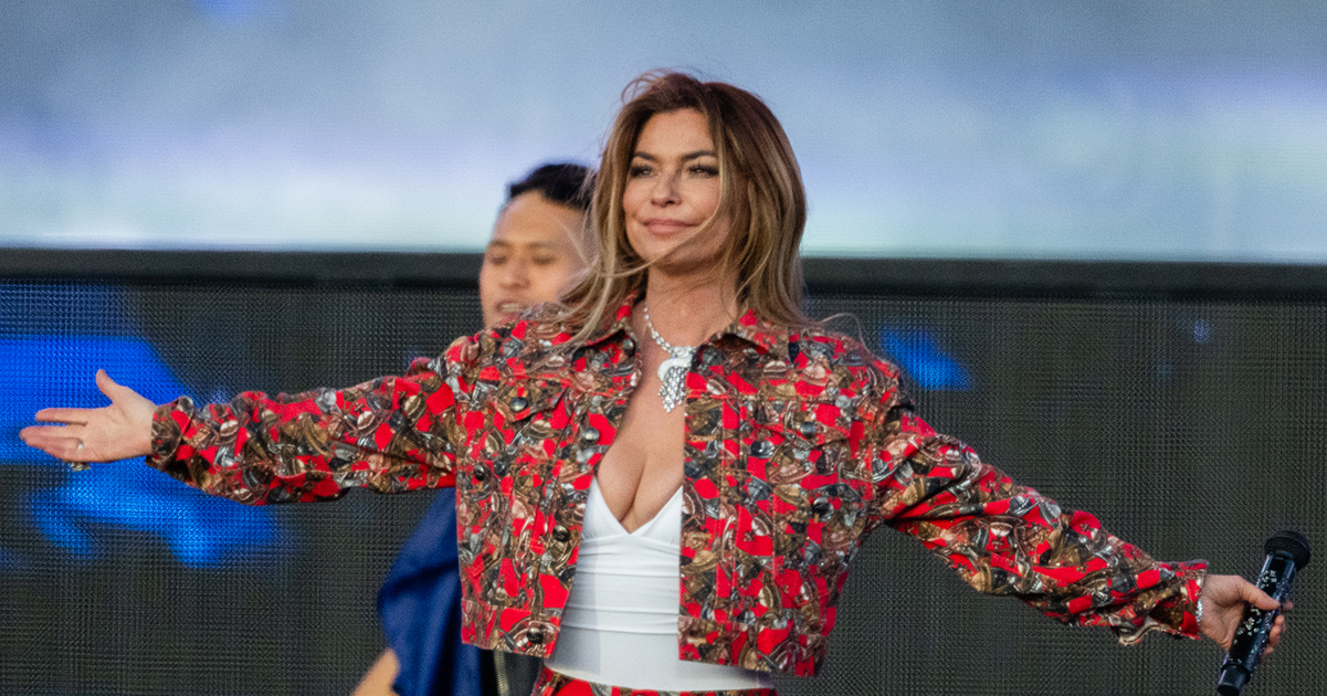 At 58, Shania Twain blasted by fans for showing legs in fishnet tights on stage