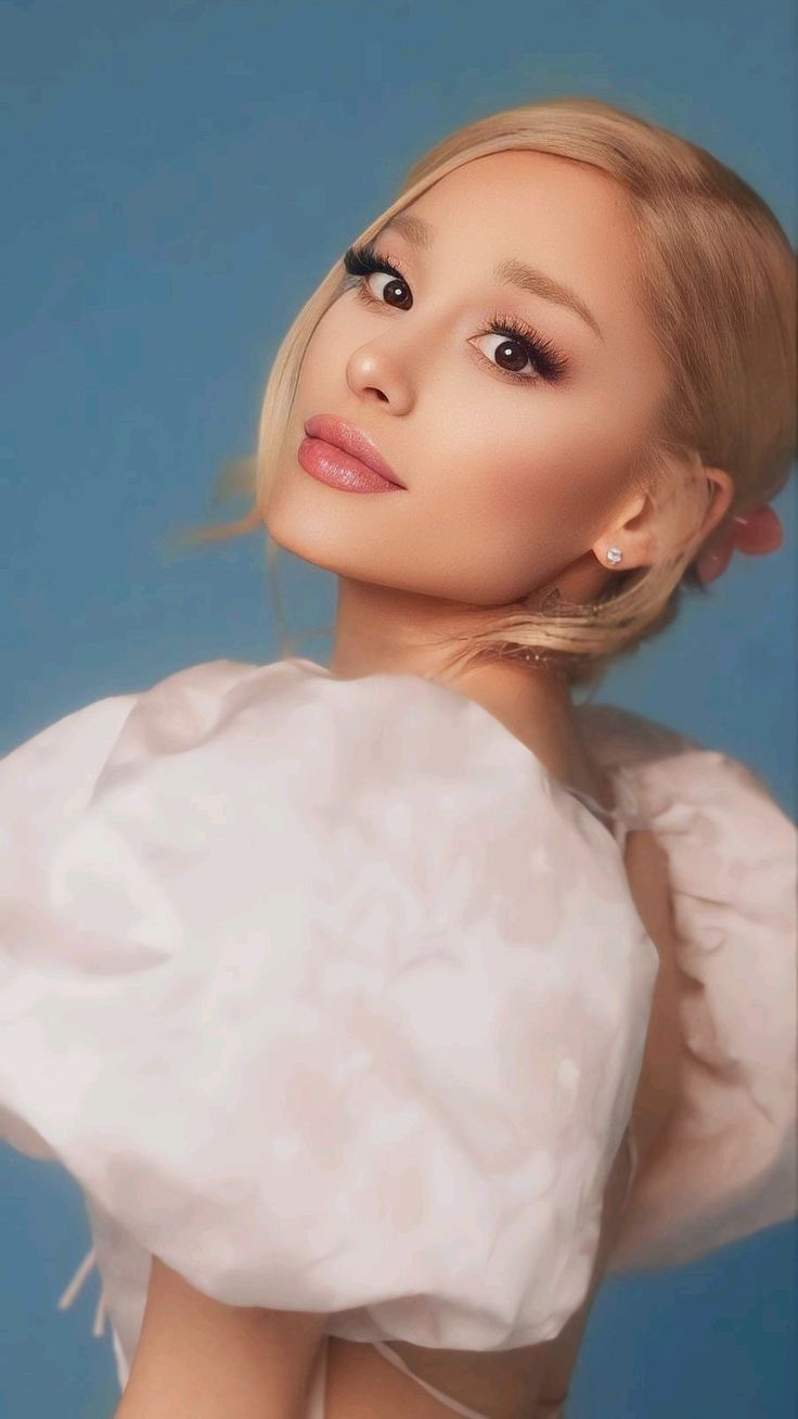 Ariana Grande sparks concern at Golden Globes